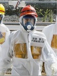 事故後二年経ってから完全にコントロールされた安全な地区に乗り込む安部首相の姿.jpg
